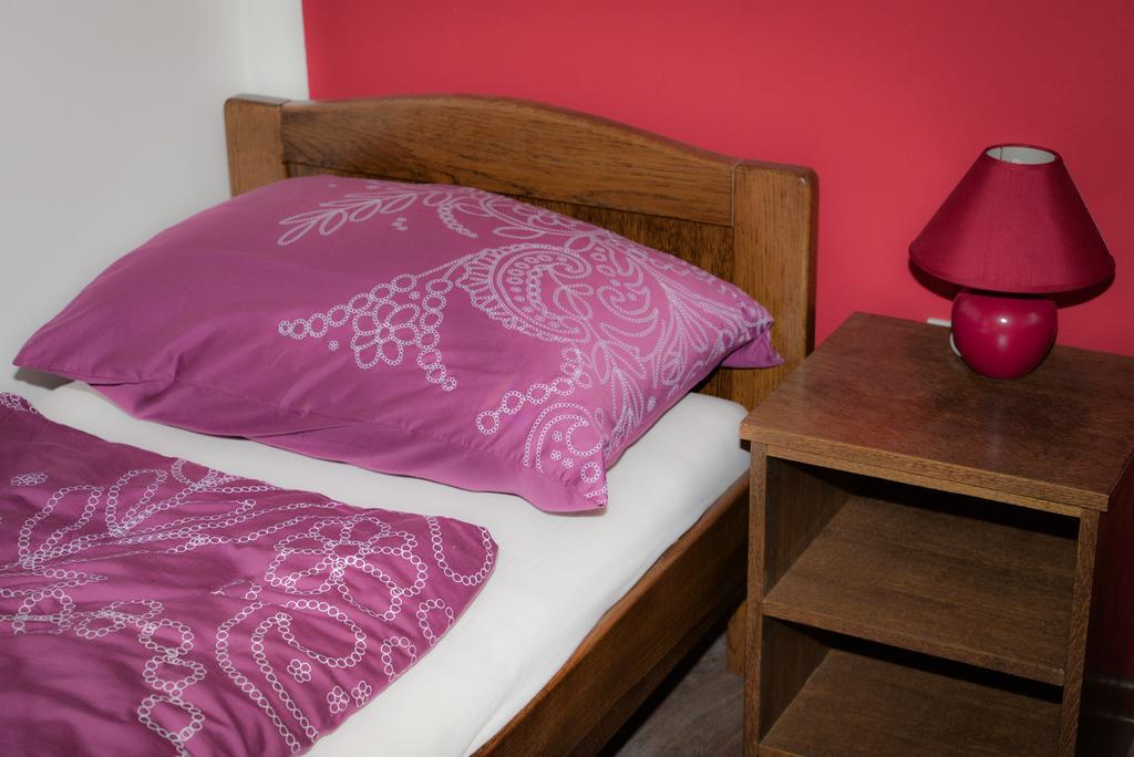Guesthouse Pink Panther Udbina Habitación foto