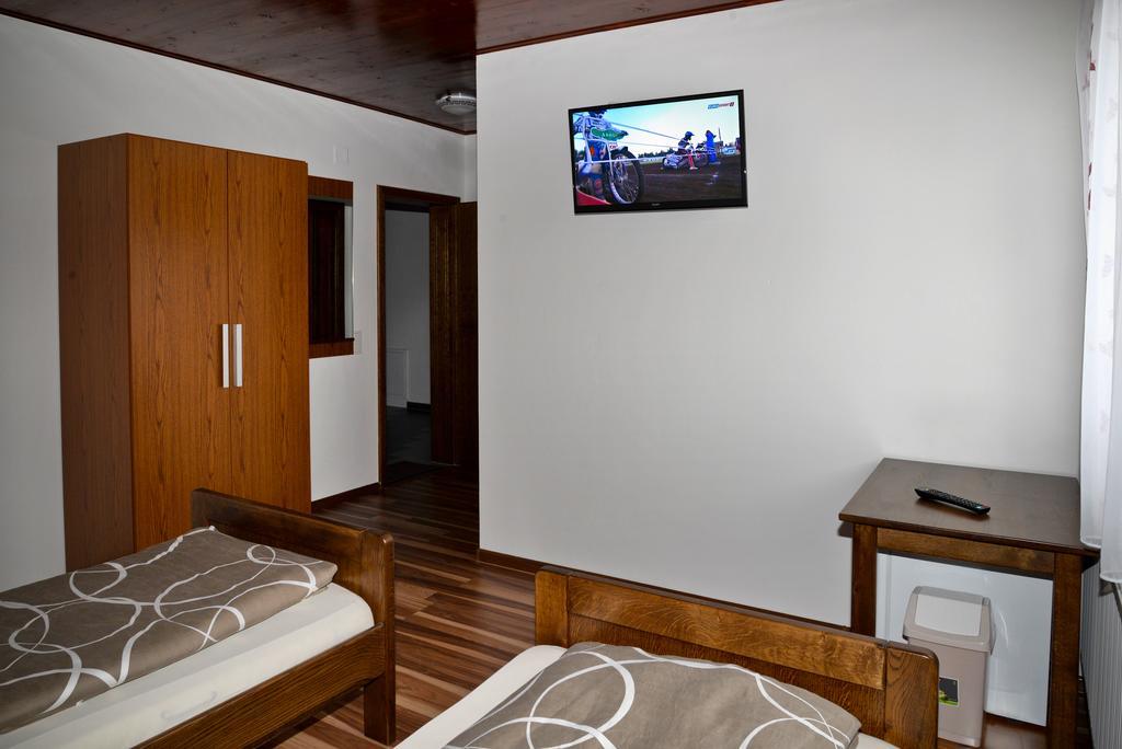 Guesthouse Pink Panther Udbina Habitación foto