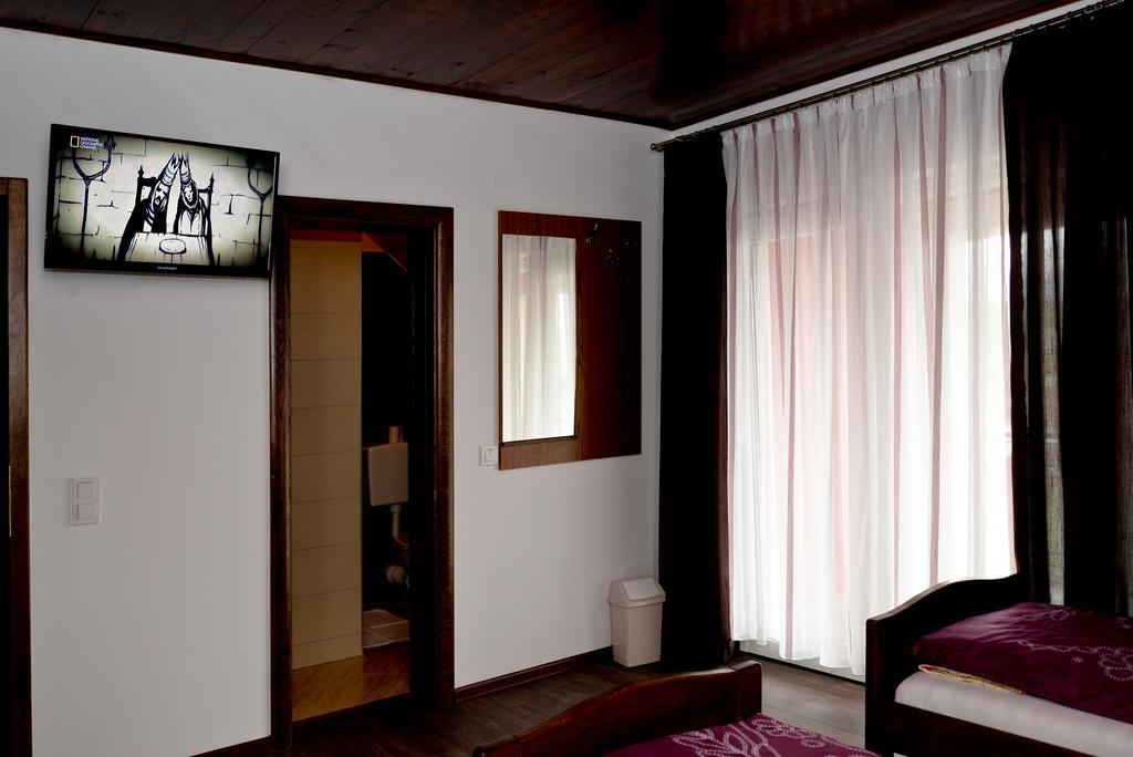 Guesthouse Pink Panther Udbina Exterior foto